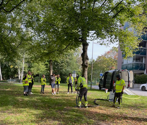 Personer arbetar i en park