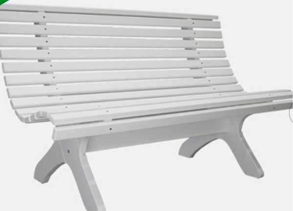 En vit parkbänk