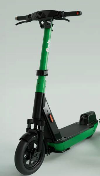En grön sparkcykel