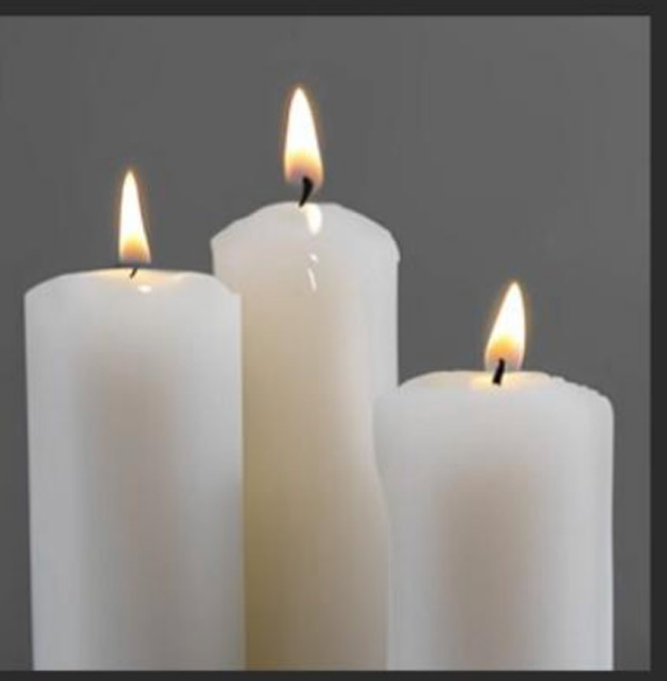 Tre tända vita ljus